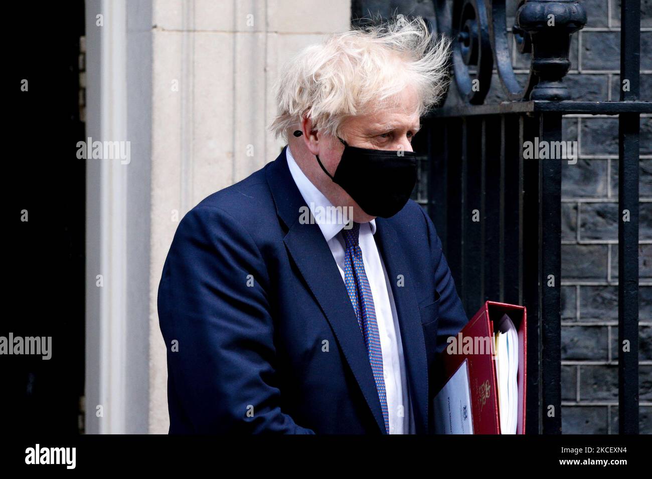 Il primo ministro britannico Boris Johnson lascia 10 Downing Street per la sua apparizione settimanale del primo ministro (PMQ) alla Camera dei Comuni a Londra, in Inghilterra, il 19 maggio 2021. (Foto di David Cliff/NurPhoto) Foto Stock
