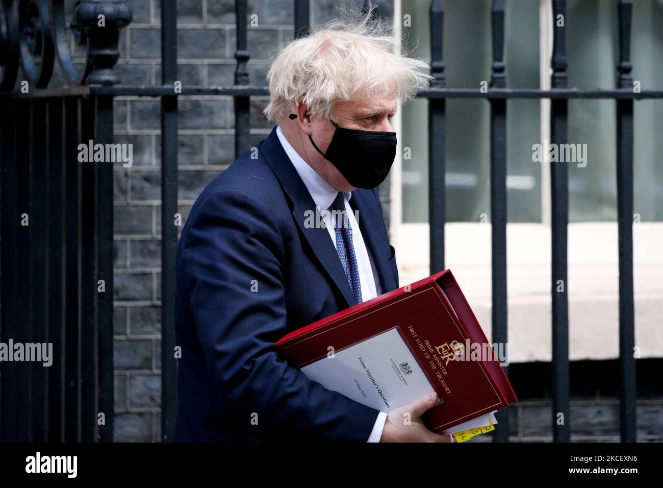 Il primo ministro britannico Boris Johnson lascia 10 Downing Street per la sua apparizione settimanale del primo ministro (PMQ) alla Camera dei Comuni a Londra, in Inghilterra, il 19 maggio 2021. (Foto di David Cliff/NurPhoto) Foto Stock