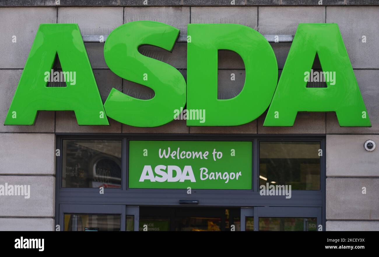 Un logo di Asda Stores Ltd, una catena di supermercati britannica, visto nel centro di Bangor. Mercoledì 19 maggio 2021, a Bangor, County Down, Irlanda del Nord (foto di Artur Widak/NurPhoto) Foto Stock