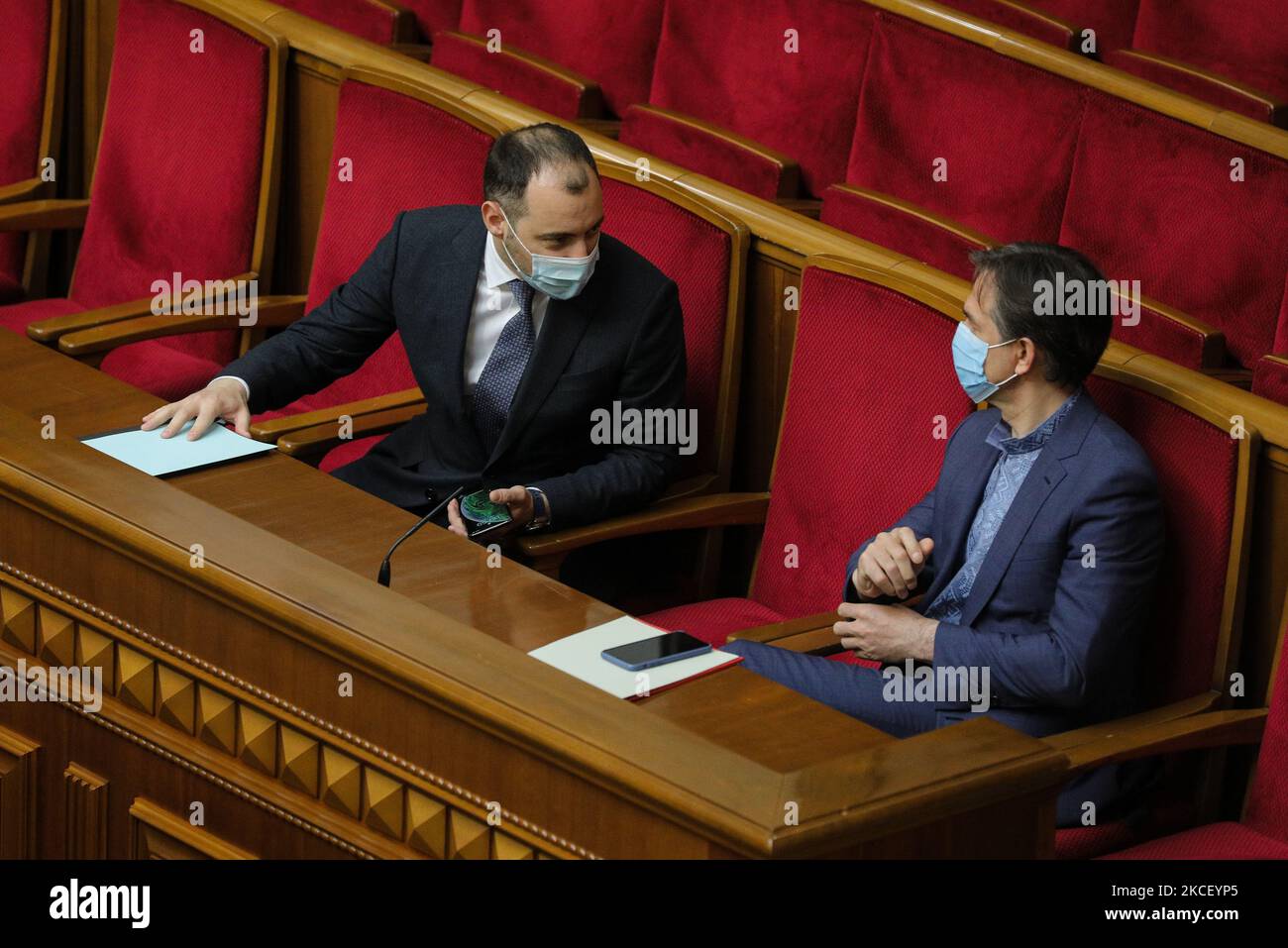 I ministri Oleksandr Kubrakov (L) e Oleksiy Lyubchenko (R) partecipano alla sessione del Parlamento dove i legislatori li approvano come ministri dell'Economia e delle infrastrutture, a Kiev, in Ucraina, il 20 maggio 2021. Il Parlamento ucraino ha approvato i nuovi ministri della Sanità, dell'Economia e delle infrastrutture (foto di Sergii Kharchenko/NurPhoto) Foto Stock