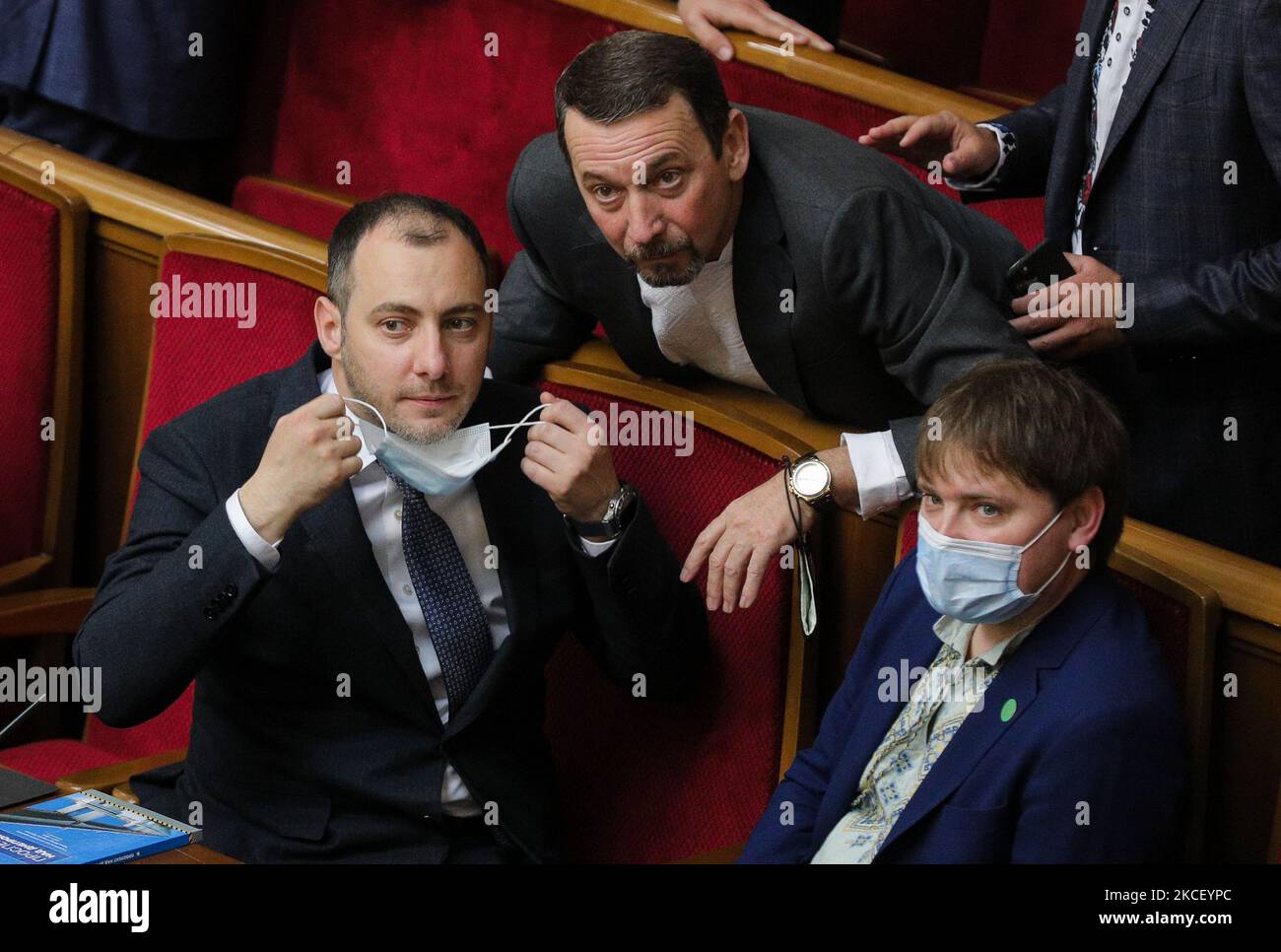 Oleksandr Kubrakov (L), appena nominato ministro delle infrastrutture dell'Ucraina, partecipa alla sessione parlamentare in quanto i legislatori approvano i ministri del governo della sanità, dell'economia e delle infrastrutture, a Kiev, Ucraina, maggio 20, 2021. Il Parlamento ucraino ha approvato i nuovi ministri della Sanità, dell'Economia e delle infrastrutture (foto di Sergii Kharchenko/NurPhoto) Foto Stock