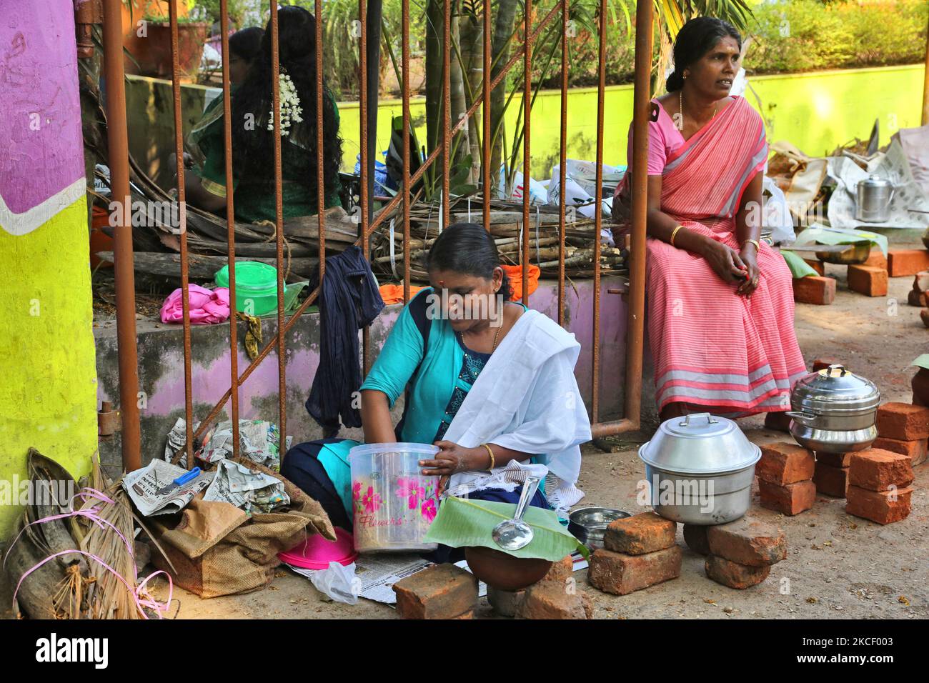 Le donne indù completano la preparazione finale del pongala durante il Festival Attukal Pongala Mahotsavam nella città di Thiruvananthapuram (Trivandrum), Kerala, India, il 19 febbraio 2019. L'Attukal Pongala Mahotsavam Festival è celebrato da milioni di donne indù ogni anno. Durante questo festival le donne preparano Pongala (riso cucinato con gaggery, ghee, cocco e altri ingredienti) all'aperto in piccole pentole a come offerta alla dea Attukal Devi (popolarmente conosciuta come Attukal Amma) che si crede di soddisfare i desideri dei suoi devoti e fornire prosperità. (Foto di Creative Touch Imaging Ltd./NurPho Foto Stock