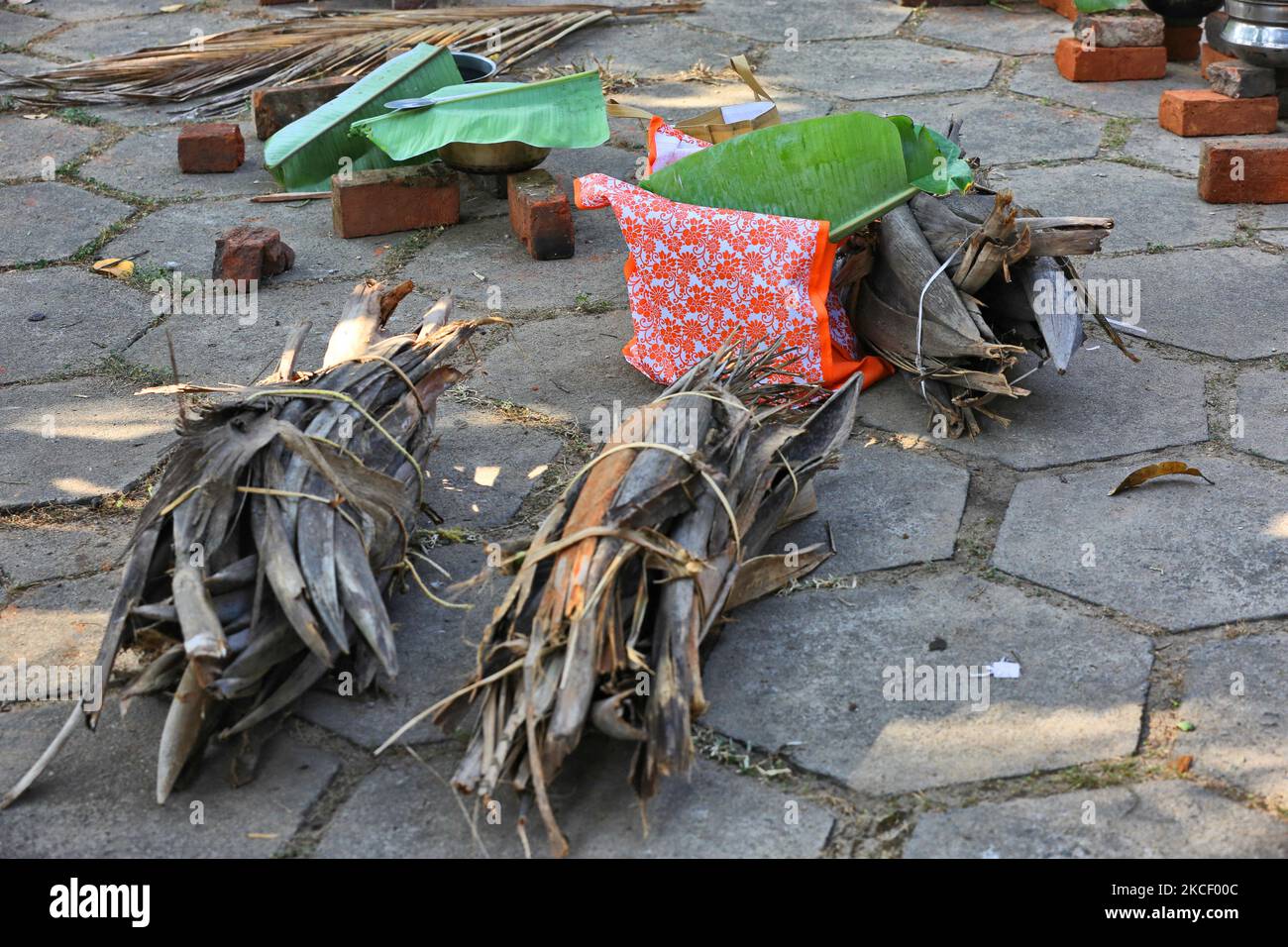 Fasci di guaine di fiori di cocco essiccati (kothumbu) utilizzati come carburante per gli incendi durante la cottura del pongala durante l'Attukal Pongala Mahogsavam Festival nella città di Thiruvananthapuram (Trivandrum), Kerala, India, il 19 febbraio 2019. L'Attukal Pongala Mahotsavam Festival è celebrato da milioni di donne indù ogni anno. Durante questo festival le donne preparano Pongala (riso cucinato con gaggery, ghee, cocco e altri ingredienti) all'aperto in piccole pentole a come offerta alla dea Attukal Devi (popolarmente conosciuta come Attukal Amma) che si crede di soddisfare i desideri dei suoi devoti e di fornire prosperit Foto Stock