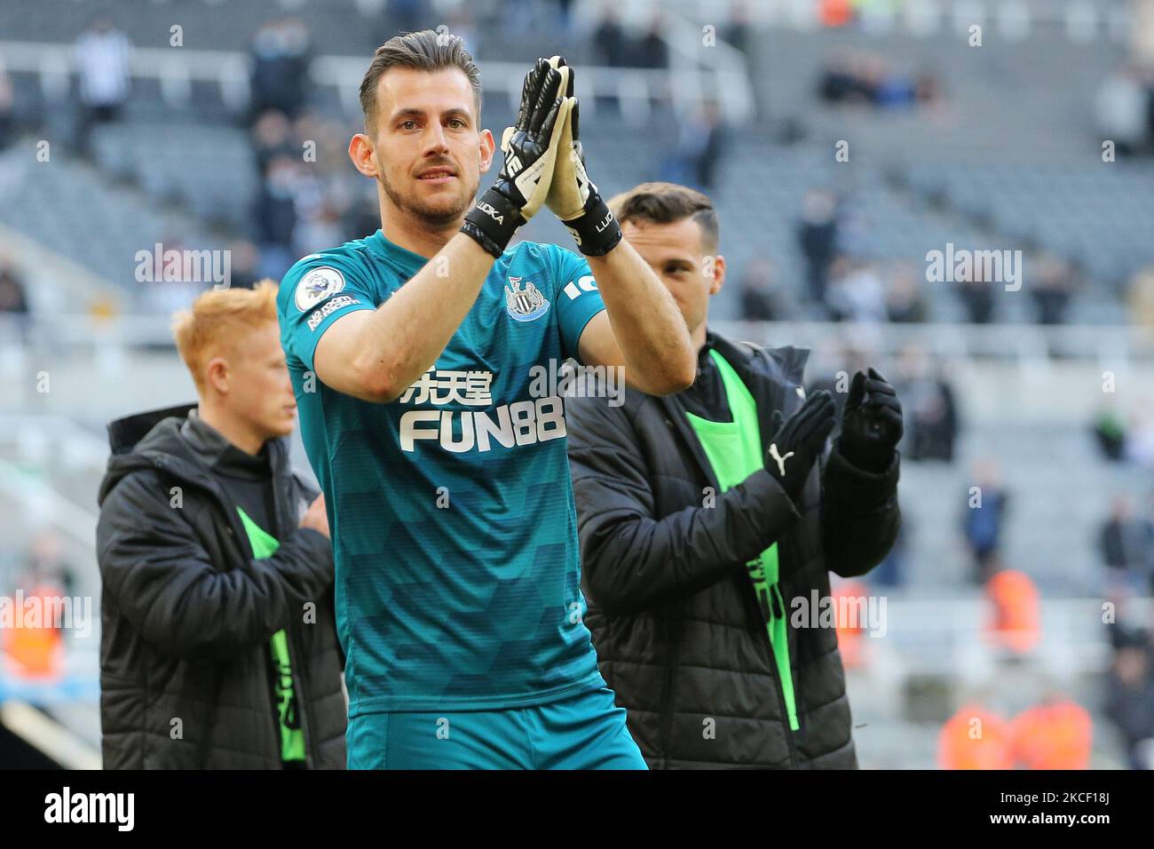 Martin Dubravka del Newcastle United applaude i loro fan alla fine della partita della Premier League tra il Newcastle United e lo Sheffield United a St. James's Park, Newcastle, mercoledì 19th maggio 2021. (Foto di Mark Fletcher/MI News/NurPhoto) Foto Stock