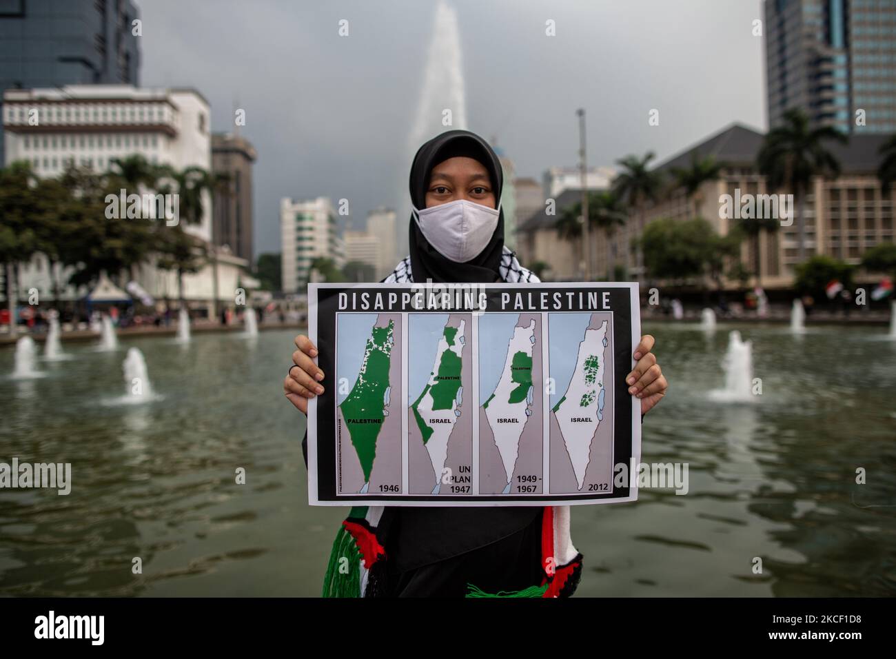 Una donna è vista con un poster “scomparsa della Palestina” durante un raduno a sostegno della Palestina il 21 maggio 2021. I musulmani indonesiani hanno organizzato un raduno sulla strada principale di Giacarta per sostenere un cessate il fuoco annunciato durante la notte dopo 11 giorni di combattimenti tra le due parti che hanno causato oltre 200 vittime in territorio palestinese e oltre 10 vittime nelle città israeliane. (Foto di Afriadi Hikmal/NurPhoto) Foto Stock