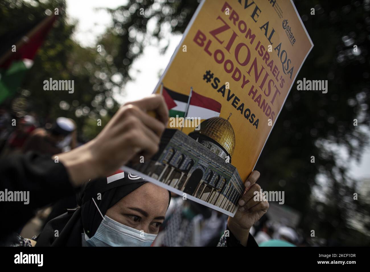 Migliaia di musulmani hanno tenuto una manifestazione davanti all'ambasciata degli Stati Uniti a Giacarta, Indonesia il 21 maggio 2021 protestando contro l'attacco di israele alla palestina, chiedono di fermare l'attacco da Israele. (Foto di Donal Husni/NurPhoto) Foto Stock