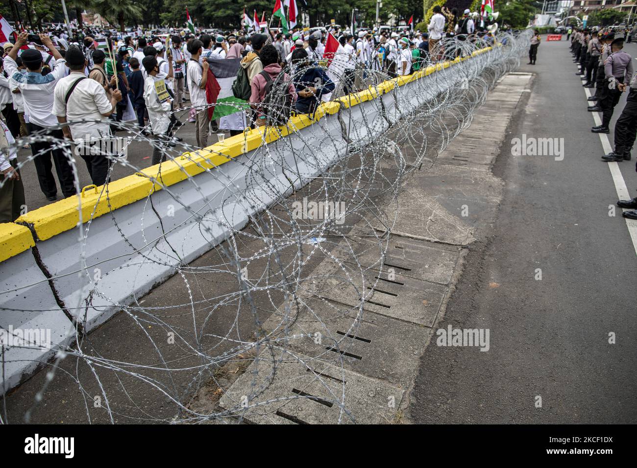 Migliaia di musulmani hanno tenuto una manifestazione davanti all'ambasciata degli Stati Uniti a Giacarta, Indonesia il 21 maggio 2021 protestando contro l'attacco di israele alla palestina, chiedono di fermare l'attacco da Israele. (Foto di Donal Husni/NurPhoto) Foto Stock