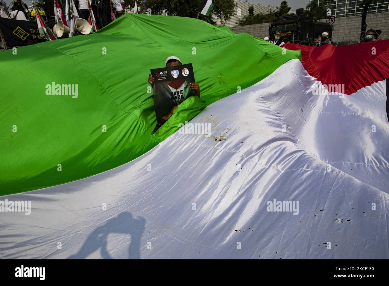 Migliaia di musulmani hanno tenuto una manifestazione davanti all'ambasciata degli Stati Uniti a Giacarta, Indonesia il 21 maggio 2021 protestando contro l'attacco di israele alla palestina, chiedono di fermare l'attacco da Israele. (Foto di Donal Husni/NurPhoto) Foto Stock