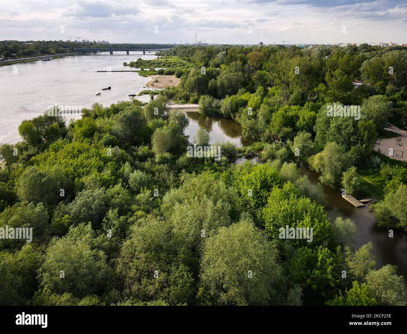 Una parte dell'area natura 2000 lungo il fiume Vistola si trova a Varsavia, Polonia, il 21 maggio 2021. Nel 2017 la Commissione europea ha dichiarato il 21 maggio come la Giornata europea natura 2000 per celebrare il 25th° anniversario della direttiva UE sulle abitudini alimentari. Natura 2000 è una rete di aree naturali protette. La Valle della Vistola Centrale che attraversa Varsavia è una delle 5300 aree designate natura 2000 in Polonia ed è sede di molte specie diverse di uccelli, isole incontaminate e sponde del fiume. (Foto di Str/NurPhoto) Foto Stock