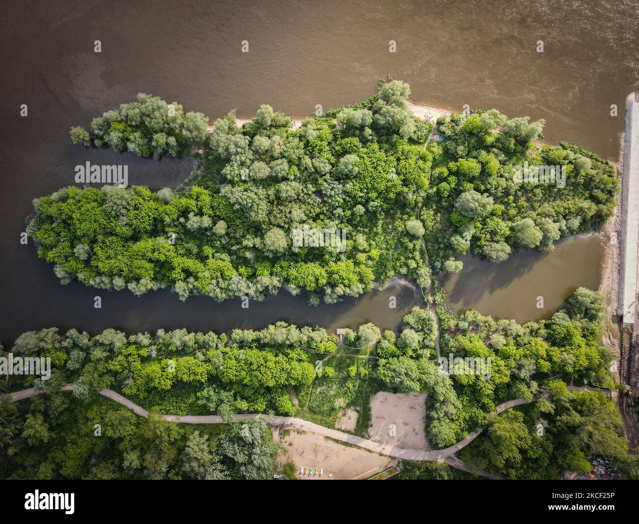 Una piccola isola nel fiume Vistola è vista a Varsavia, Polonia il 21 maggio 2021. Nel 2017 la Commissione europea ha dichiarato il 21 maggio come la Giornata europea natura 2000 per celebrare il 25th° anniversario della direttiva UE sulle abitudini alimentari. Natura 2000 è una rete di aree naturali protette. La Valle della Vistola Centrale che attraversa Varsavia è una delle 5300 aree designate natura 2000 in Polonia ed è sede di molte specie diverse di uccelli, isole incontaminate e sponde del fiume. (Foto di Str/NurPhoto) Foto Stock