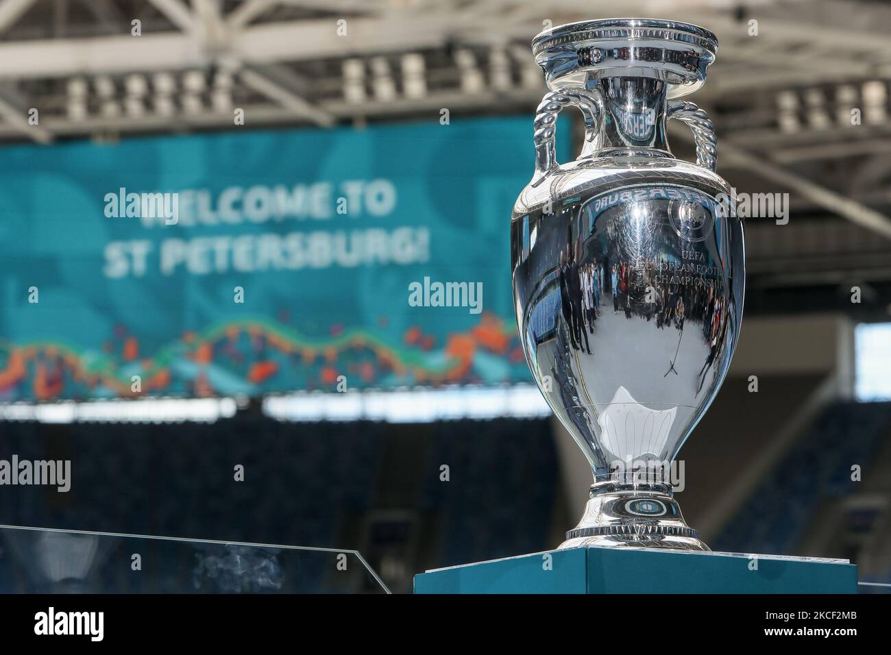 La Henri Delaunay Cup, il trofeo UEFA euro 2020, è esposta durante un tour dei media allo stadio Gazprom Arena, uno dei luoghi in cui si svolge il torneo, il 22 maggio 2021 a San Pietroburgo, Russia. (Foto di Mike Kireev/NurPhoto) Foto Stock