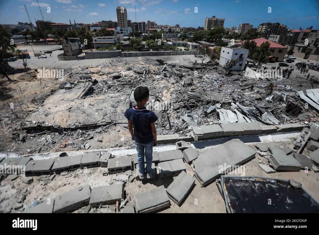 Una vista dall'alto mostra Arafat City, il quartier generale della polizia di Gaza a Gaza City il 22 maggio 2021, a seguito di un cessate il fuoco tra Israele e militanti palestinesi nell'enclave bloccata da Israele. - Come sostiene il cessate il fuoco, gli aiuti umanitari hanno cominciato ad entrare nell'enclave devastata da 11 giorni di spargimento di sangue. Mentre migliaia di palestinesi sfollati sono tornati alle loro case, e gli israeliani hanno iniziato a riprendere la vita normale un giorno prima, l'attenzione internazionale si è rivolta alla ricostruzione della striscia di Gaza, devastata dalla bomba. (Foto di Majdi Fathi/NurPhoto) Foto Stock