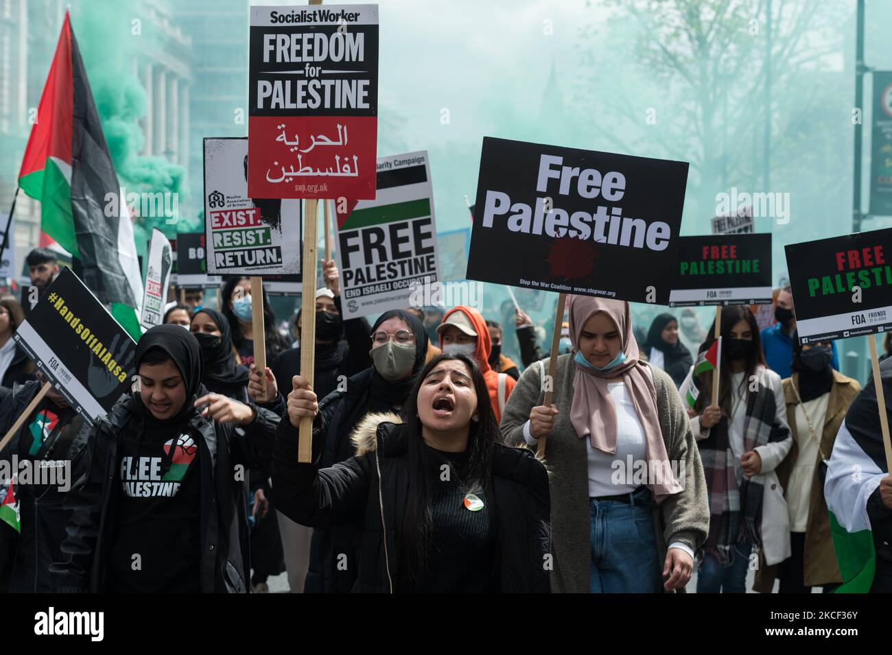 LONDRA, REGNO UNITO - 22 MAGGIO 2021: Decine di migliaia di manifestanti marciano nel centro di Londra durante una manifestazione a sostegno della Palestina, il 22 maggio 2021 a Londra, Inghilterra. Un cessate il fuoco tra Israele e Palestina è entrato in vigore venerdì dopo 11 giorni di attacchi aerei che hanno lasciato più di 250 morti mentre il conflitto si è intensificato per gli sfratti pianificati di famiglie palestinesi dalle loro case da parte di coloni ebrei nel distretto di Sheikh Jarrah a Gerusalemme est e si scontra con la sicurezza Forze intorno alla città vecchia durante Ramadan. (Foto di Wiktor Szymanowicz/NurPhoto) Foto Stock