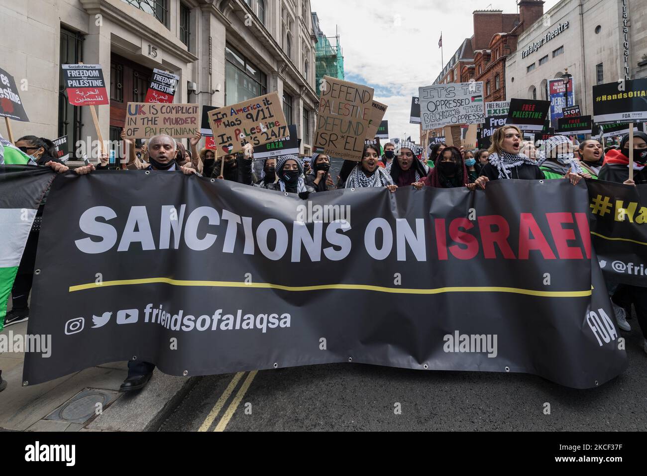 LONDRA, REGNO UNITO - 22 MAGGIO 2021: Decine di migliaia di manifestanti marciano nel centro di Londra durante una manifestazione a sostegno della Palestina, il 22 maggio 2021 a Londra, Inghilterra. Un cessate il fuoco tra Israele e Palestina è entrato in vigore venerdì dopo 11 giorni di attacchi aerei che hanno lasciato più di 250 morti mentre il conflitto si è intensificato per gli sfratti pianificati di famiglie palestinesi dalle loro case da parte di coloni ebrei nel distretto di Sheikh Jarrah a Gerusalemme est e si scontra con la sicurezza Forze intorno alla città vecchia durante Ramadan. (Foto di Wiktor Szymanowicz/NurPhoto) Foto Stock