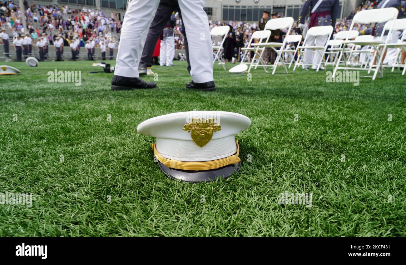 I laureati di West Point lanciano i loro cappelli in aria dopo la conclusione della cerimonia di inizio del 2021 di West Point il 22 maggio 2021 a West Point, New York. (Foto di Selcuk Acar/NurPhoto) Foto Stock