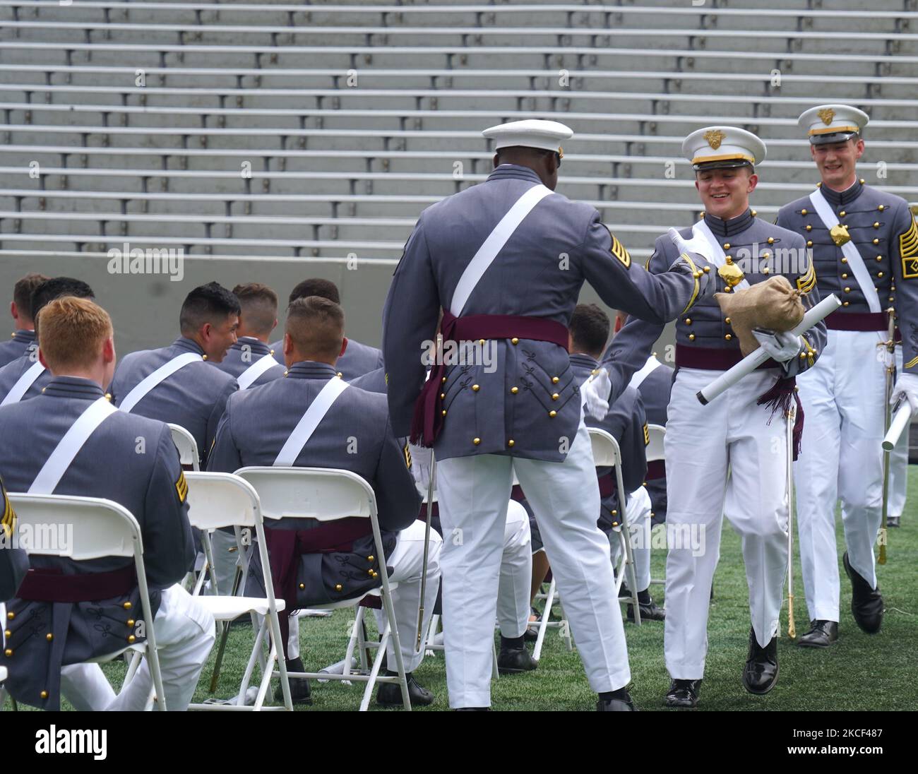 Un laureato di West Point cammina al suo posto dopo aver ricevuto il diploma durante la cerimonia di inizio del 2021 di West Point il 22 maggio 2021 a West Point, New York. (Foto di Selcuk Acar/NurPhoto) Foto Stock