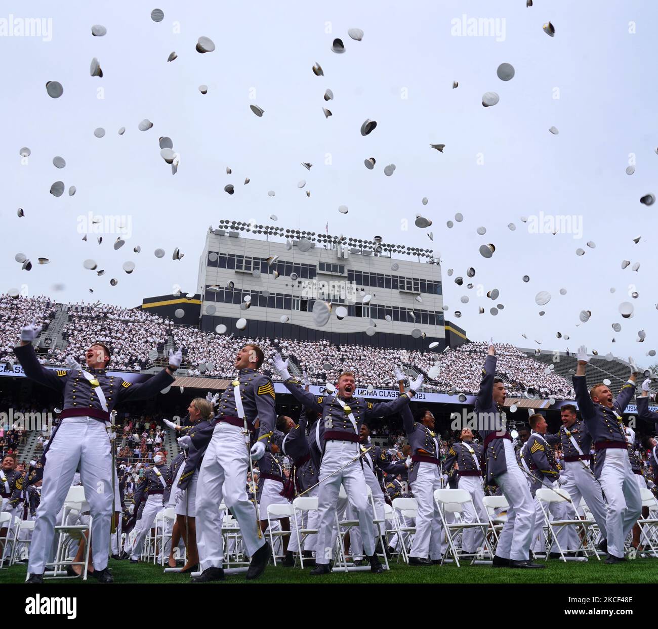 I laureati di West Point lanciano i loro cappelli in aria dopo la conclusione della cerimonia di inizio del 2021 di West Point il 22 maggio 2021 a West Point, New York. (Foto di Selcuk Acar/NurPhoto) Foto Stock