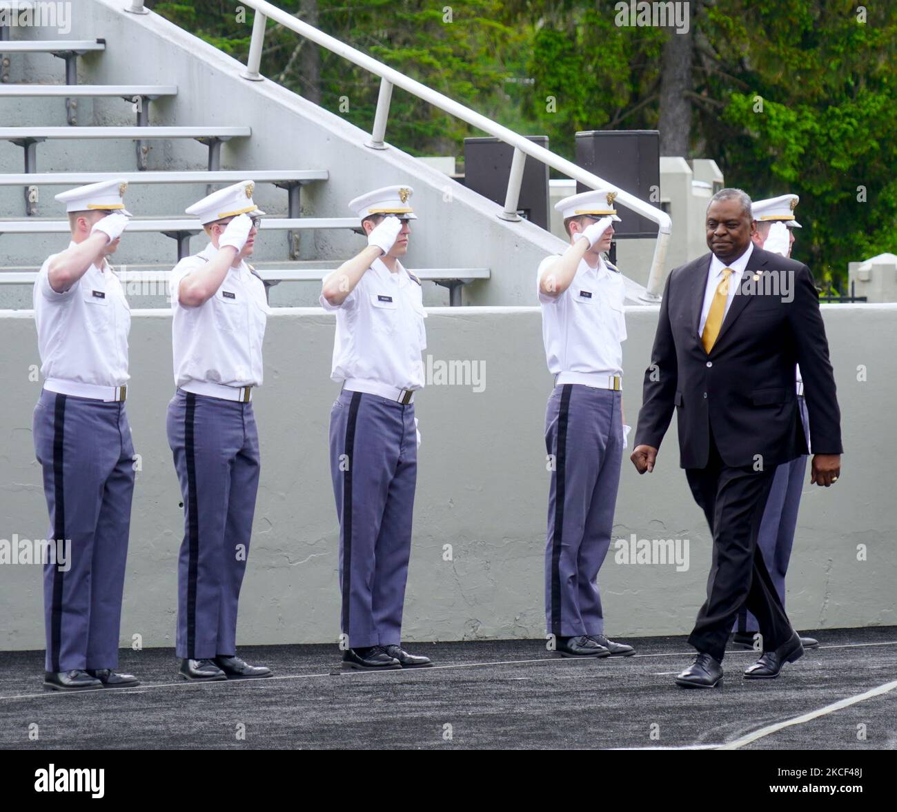I laureati di West Point salutano il Segretario della Difesa statunitense Lloyd J. Austin III mentre si prepara a ricevere il suo diploma durante la cerimonia di commencement di West Point del 2021 il 22 maggio 2021 a West Point, New York. (Foto di Selcuk Acar/NurPhoto) Foto Stock