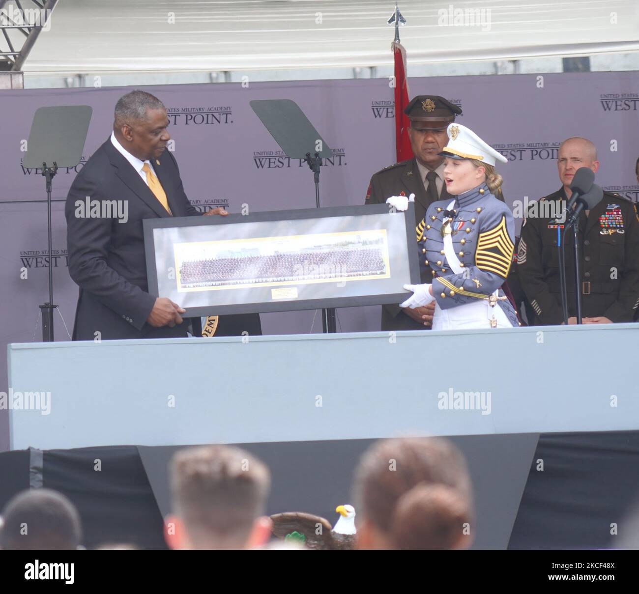 Il Segretario della Difesa degli Stati Uniti Lloyd J. Austin III ha ricevuto un regalo dal laureato di West Point durante la cerimonia di inizio del 2021 di West Point il 22 maggio 2021 a West Point, New York. (Foto di Selcuk Acar/NurPhoto) Foto Stock