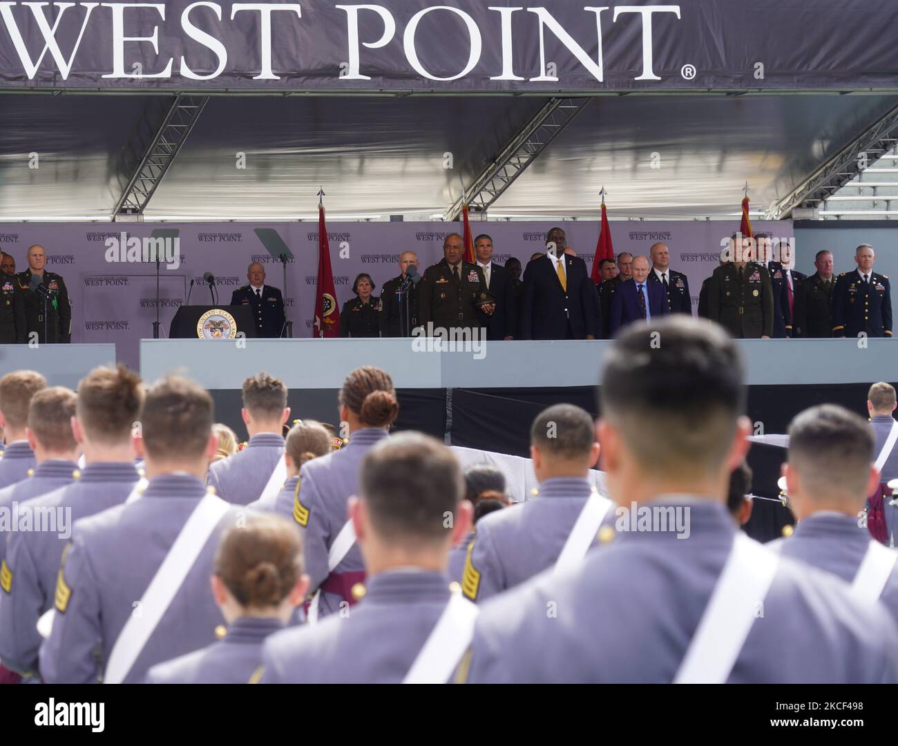 I laureati di West Point guardano come il Segretario della Difesa statunitense Lloyd J. Austin III parla durante la cerimonia di inizio del 2021 di West Point il 22 maggio 2021 a West Point, New York. (Foto di Selcuk Acar/NurPhoto) Foto Stock