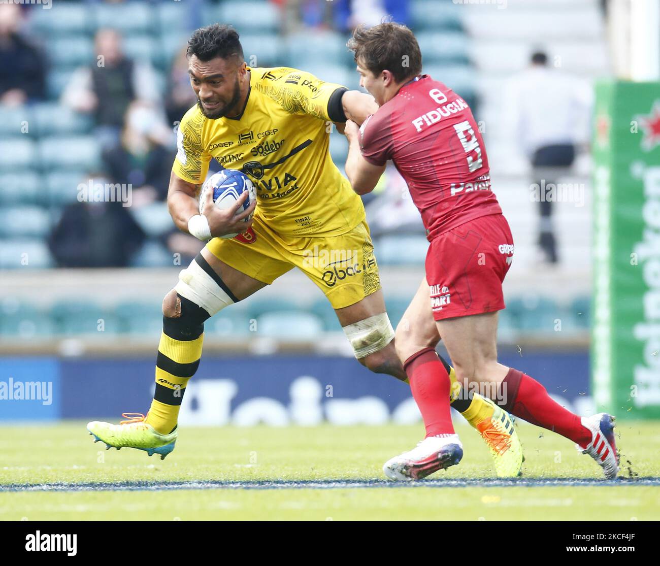 Victor Vito di la Rochelle tiene di Antoine Dupont di Tolosa durante la finale di Heineken Champions Cup tra la Rochelle e Tolosa allo Stadio Twickenham il 22 maggio 2021 a Londra , Inghilterra (Photo by Action Foto Sport/NurPhoto) Foto Stock