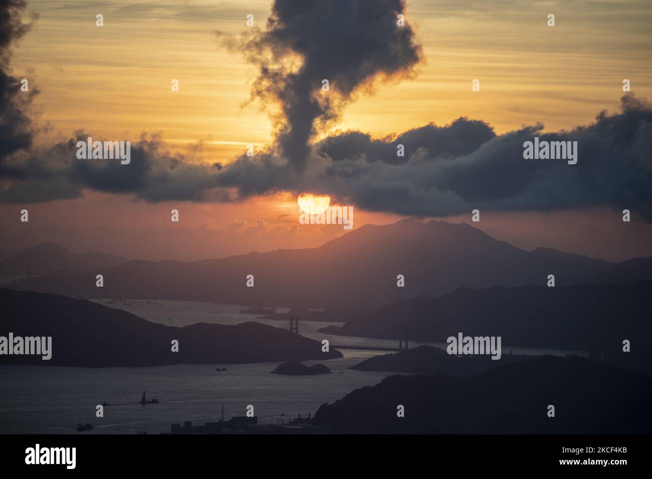 Una vista generale che mostra il tramonto a Hong Kong, Sabato, Maggio 22, 2021. (Foto di Vernon Yuen/NurPhoto) Foto Stock