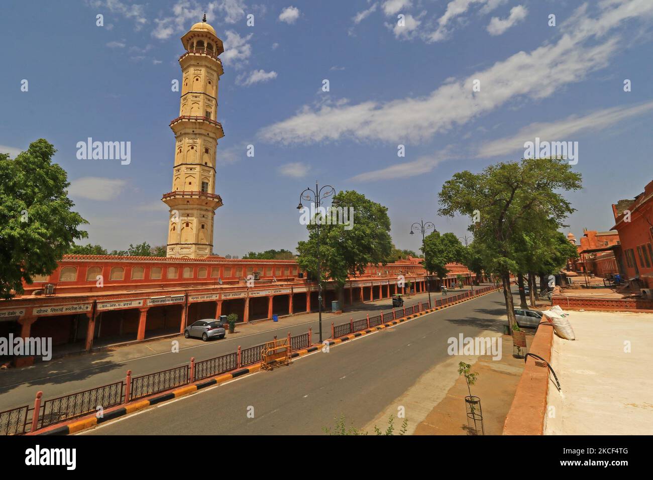 Una vista di Tripolia Bazar durante il blocco imposto dal governo dello stato, in mezzo a un'ondata di casi di coronavirus, a Jaipur, Rajasthan, India, 23 maggio 2021. (Foto di Vishal Bhatnagar/NurPhoto) Foto Stock