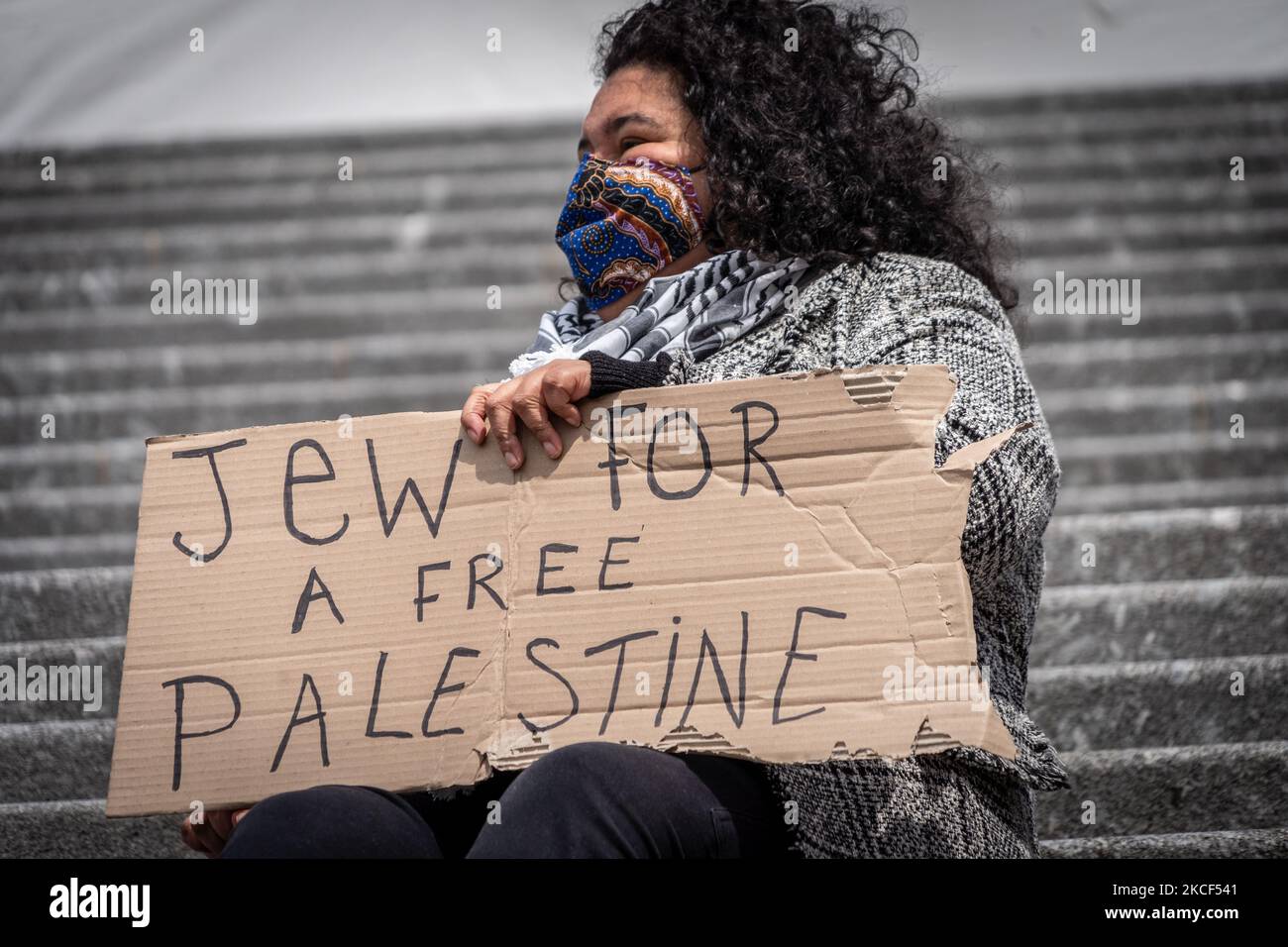 Manifestanti a Jaarbeurssquare a Utrecht, Paesi Bassi il 23 maggio 2021 che chiedono la libertà per la Palestina. Centinaia di persone si riuniscono per una dimostrazione di Palestina libera. Nelle settimane successive alla violenza nella regione si sono svolte numerose manifestazioni nei Paesi Bassi. Anche se c'è un cessate il fuoco, i manifestanti credono ancora che la maggior parte protestano soprattutto a favore della causa palestiale. Dopo alcuni discorsi e musica i manifestanti andarono via quitly. (Foto di Piotr Lapinski/NurPhoto) Foto Stock