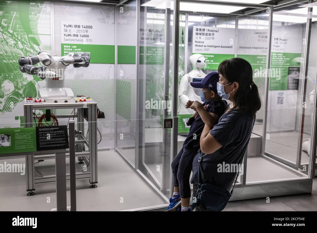 I visitatori che interagiscono con un robot sono esposti al “Robots, The 500-year quest to make machines Human” presso l’Hong Kong Science Museum, a Hong Kong, Cina, il 22 maggio 2021. (Foto di Vernon Yuen/NurPhoto) Foto Stock