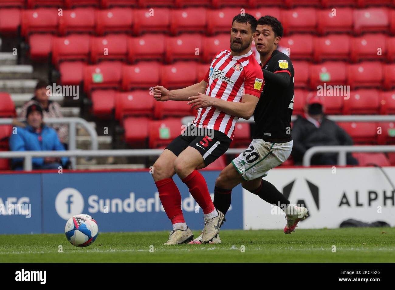 Bailey Wright di Sunderland in azione con Brennan Johnson di Lincoln City durante la partita della Sky Bet League 1 tra Sunderland e Lincoln City allo Stadio di luce, Sunderland Sabato 22nd Maggio 2021. (Foto di Mark Fletcher/MI News/NurPhoto) Foto Stock
