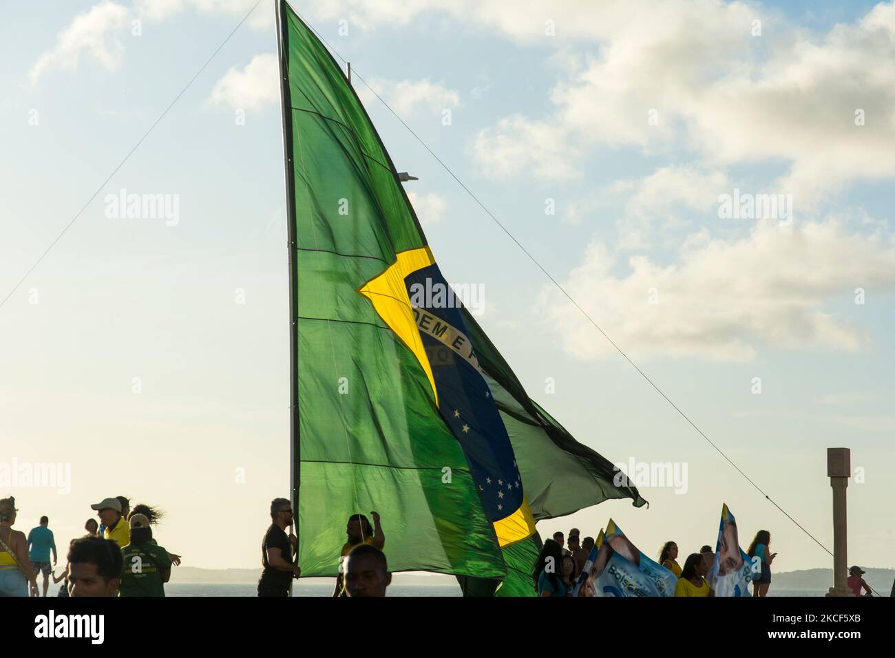 Salvador, Bahia, Brasile - 22 ottobre 2022: Sostenitori del presidente del Brasile Jair Bolsonaro, protesta collocando una grande bandiera brasiliana a Farol d Foto Stock