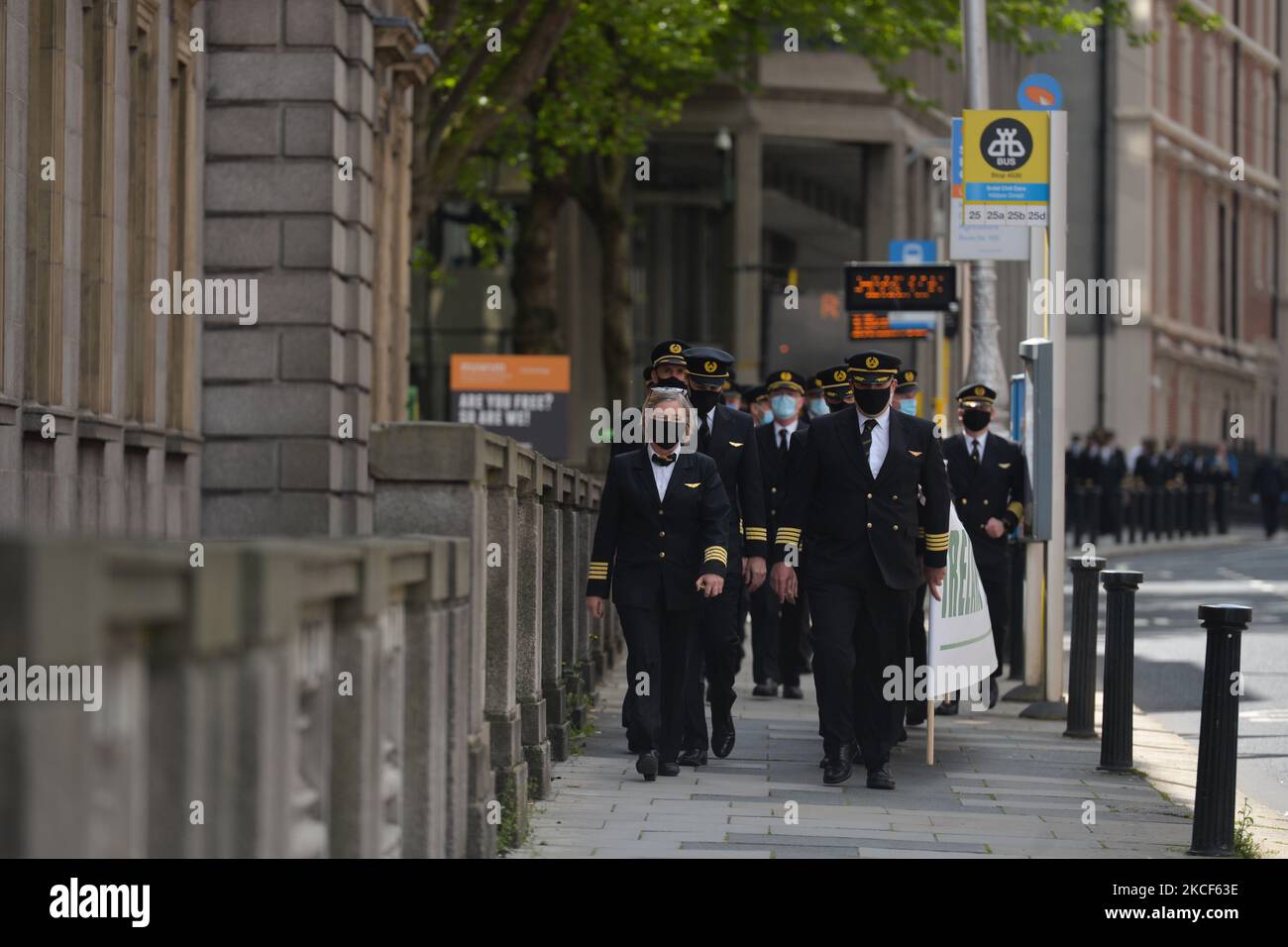 Un gruppo di piloti’ arriva davanti alla protesta del “Recover Irish Aviation” al di fuori della Leinster House di Dublino. Lunedì 24 maggio 2021 a Dublino, Irlanda. (Foto di Artur Widak/NurPhoto) Foto Stock