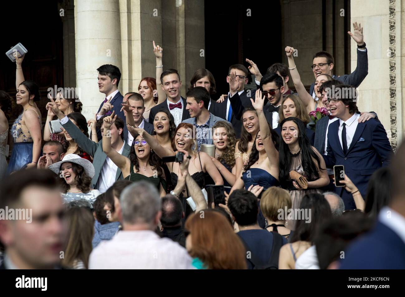 I laureati delle scuole superiori festeggiano nel centro di Sofia, in Bulgaria, il 24 maggio 2021. (Foto di Hristo Vladev/NurPhoto) Foto Stock