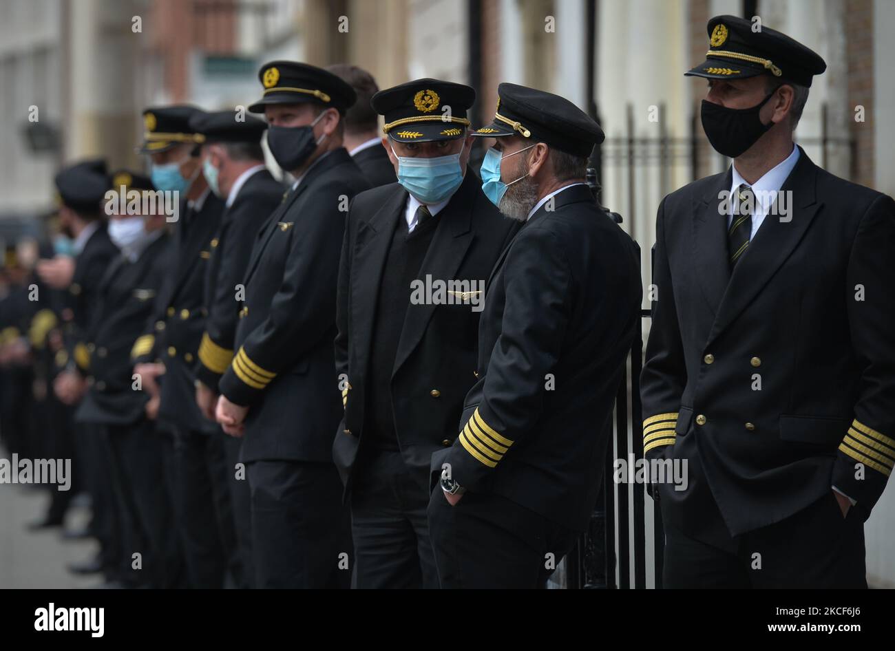 I membri dell'Associazione dei piloti "Recover Irish Aviation” protestano al di fuori di Leinster House a Dublino, dove hanno invitato il governo a porre fine al ritardo nella ripresa dei viaggi internazionali e a introdurre test rapidi sull'antigene per i passeggeri delle compagnie aeree. Lunedì 24 maggio 2021 a Dublino, Irlanda. (Foto di Artur Widak/NurPhoto) Foto Stock