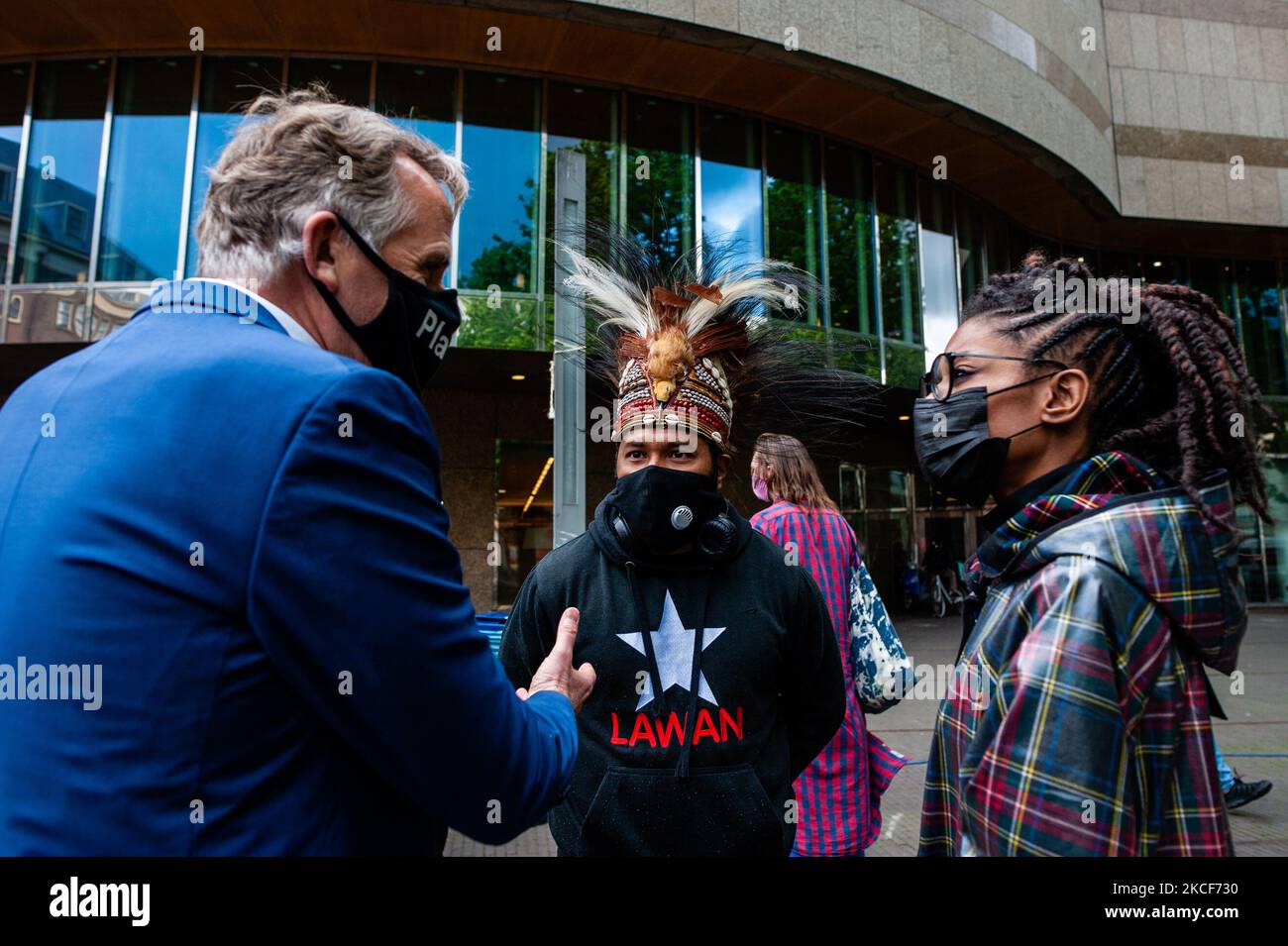 Raki AP dell'organizzazione Free West Papua Campaign Nederland e Sylvana Simons, Il leader olandese del partito politico antirazzista BIJ1 e Lammert van Raan è un politico olandese che attualmente funge da membro della Camera dei rappresentanti stanno parlando dopo la manifestazione per il riconoscimento della prospettiva e della sovranità dei popoli indigeni in tutto il mondo all'Aia, il 25th maggio 2021. (Foto di Romy Arroyo Fernandez/NurPhoto) Foto Stock