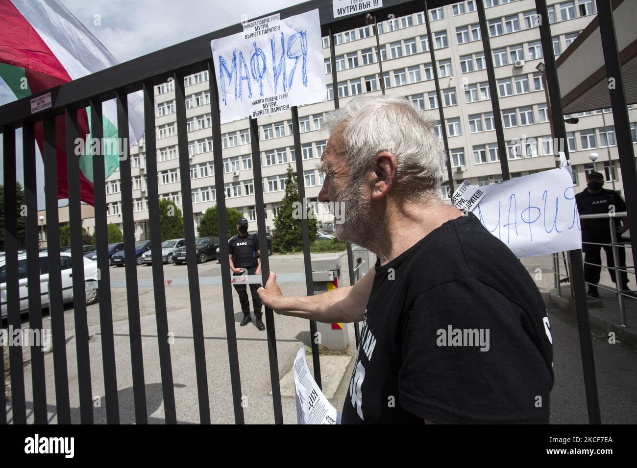 Protesta a Sofia, in Bulgaria, il 25 maggio 2021 contro le intercettazioni illegali di fronte all'edificio DELL'AGENZIA statale per la sicurezza nazionale (SANS) e il blocco di un viale di fronte all'edificio. (Foto di Hristo Vladev/NurPhoto) Foto Stock
