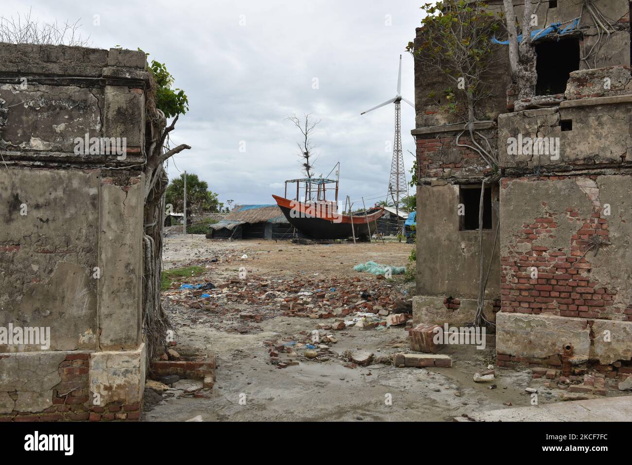 Imbarcazione vista ancorata a riva a causa dell'allarme del ciclone YAAS. L'India ha sostenuto un altro ciclone 'Yaas' sulla sua costa orientale. Le attività delle ferrovie orientali sono sospese tra il 25th maggio e il 29th maggio. Il 25 maggio 2021 è stata lanciata una massiccia unità di evacuazione in tutte le aree a bassa stesa e nelle vulnerabili tasche da tempesta, sia in Odisha che nel Bengala Occidentale. (Foto di Sukhomoy Sen/NurPhoto) Foto Stock