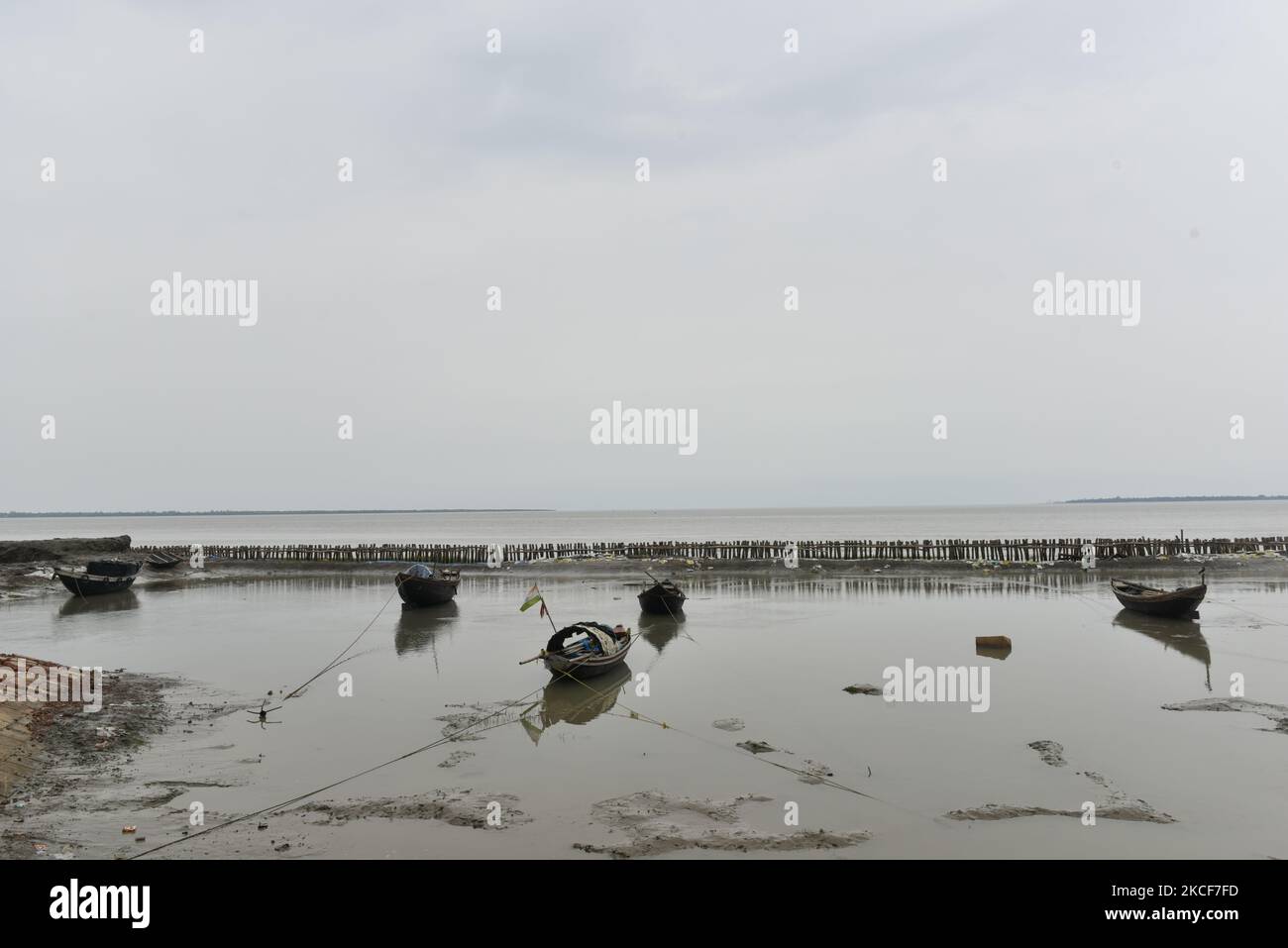 Barche viste ancorate a riva a causa dell'allarme del ciclone YAAS. L'India ha sostenuto un altro ciclone 'Yaas' sulla sua costa orientale. Le attività delle ferrovie orientali sono sospese tra il 25th maggio e il 29th maggio. Il 25 maggio 2021 è stata lanciata una massiccia unità di evacuazione in tutte le aree a bassa stesa e nelle vulnerabili tasche da tempesta, sia in Odisha che nel Bengala Occidentale. (Foto di Sukhomoy Sen/NurPhoto) Foto Stock