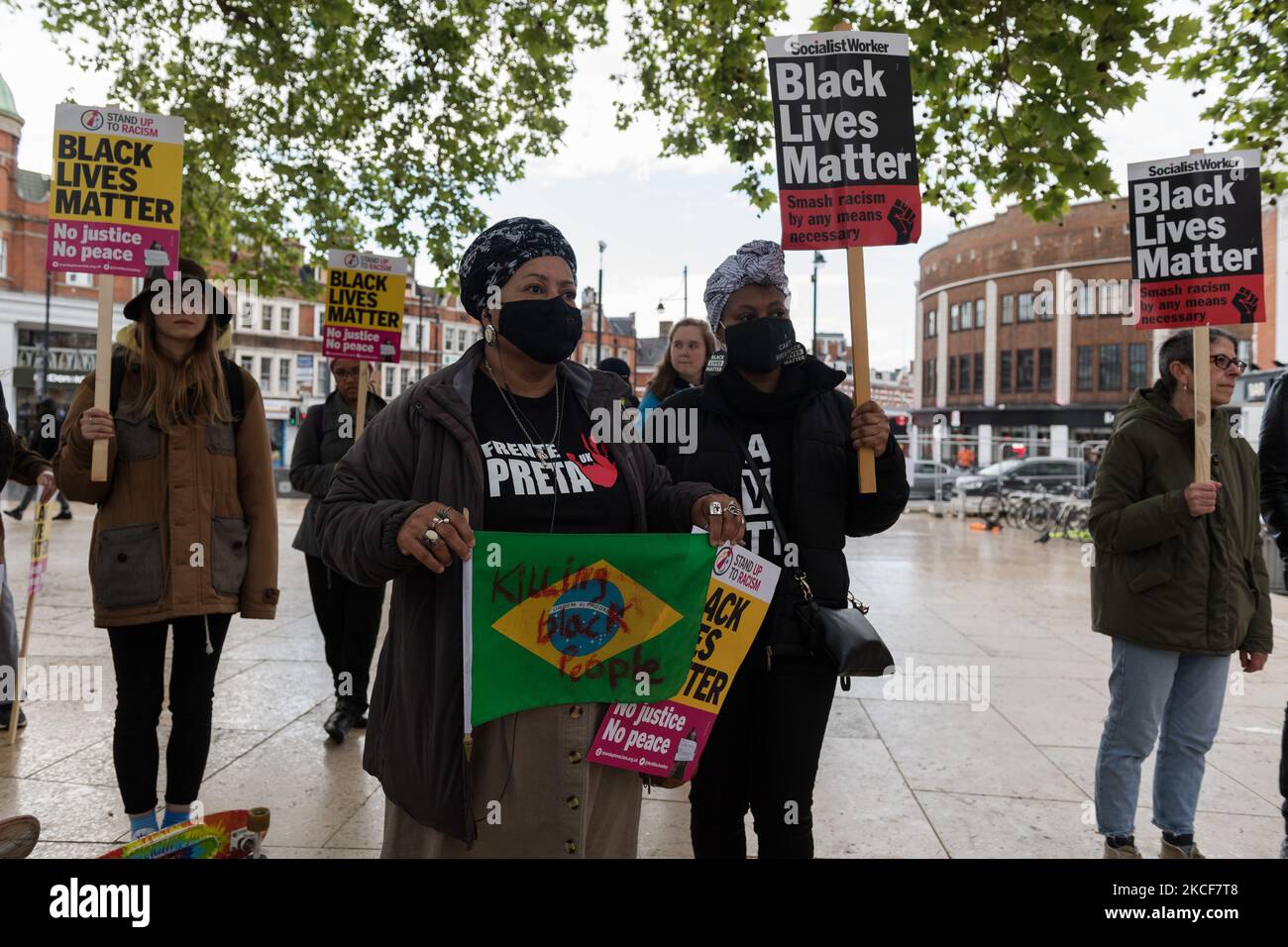 LONDRA, REGNO UNITO - 25 MAGGIO 2021: I dimostranti antirazzisti si riuniscono a Windrush Square a Brixton, nel sud di Londra, per celebrare il primo anniversario dell'assassinio di George Floyd da parte di un agente di polizia a Minneapolis, che ha scatenato un'ondata globale di manifestazioni e la rinascita del movimento Black Lives Matter, il 25 maggio 2021 a Londra, Inghilterra. (Foto di Wiktor Szymanowicz/NurPhoto) Foto Stock