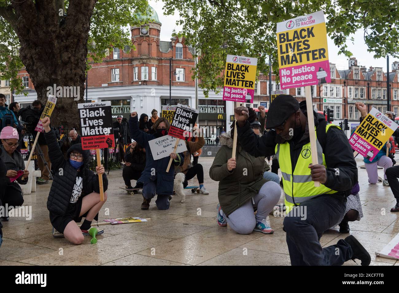 LONDRA, REGNO UNITO - 25 MAGGIO 2021: La gente prende il ginocchio in Windrush Square a Brixton, nel sud di Londra, per celebrare il primo anniversario dell'assassinio di George Floyd da parte di un ufficiale di polizia a Minneapolis, Che ha scatenato un'ondata globale di manifestazioni e la rinascita del movimento Black Lives Matter, il 25 maggio 2021 a Londra, Inghilterra. (Foto di Wiktor Szymanowicz/NurPhoto) Foto Stock