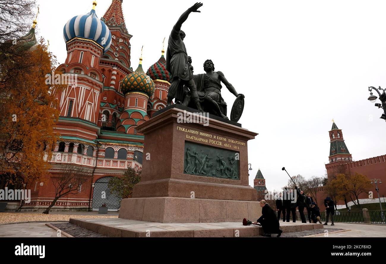 Mosca, Federazione russa. 04th Nov 2022. Il presidente russo Vladimir Putin si inginocchia a deporre fiori al monumento di Minin e Pozharsky, mentre frequenta una cerimonia di deposizione dei fiori alla Piazza Rossa di Mosca, durante la Giornata dell'unità Nazionale a Mosca, in Russia, venerdì 4 novembre 2022. Foto di Kremlin POOL/UPI Credit: UPI/Alamy Live News Foto Stock