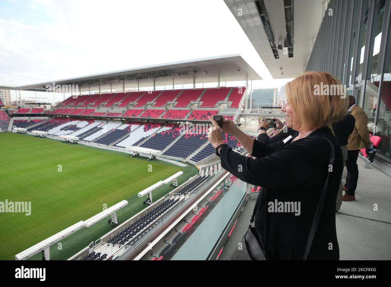 St. Louis, Stati Uniti. 04th Nov 2022. I visitatori del nuovo City Park Soccer Stadium possono scattare fotografie con i loro telefoni cellulari durante i tour a St. Louis di venerdì 4 novembre 2022. La nuova squadra di calcio della St. Louis City SC Major League inizierà a giocare nella nuova struttura nel 2023. Foto di Bill Greenblatt/UPI Credit: UPI/Alamy Live News Foto Stock