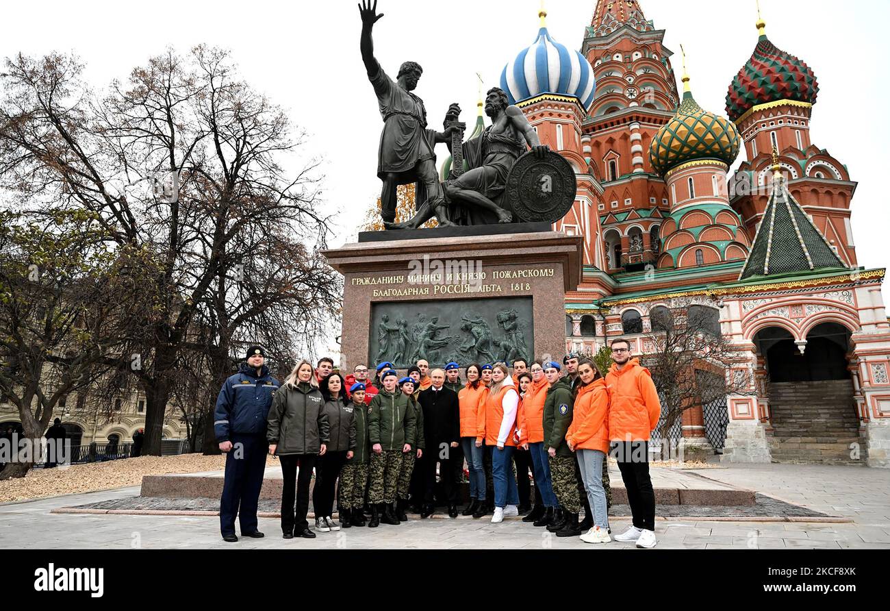 Mosca, Federazione russa. 04th Nov 2022. Il residente russo Vladimir Putin (C) si presenta per una foto di gruppo con i rappresentanti delle associazioni pubbliche nazionali, dopo aver partecipato ad una cerimonia di deposizione dei fiori presso il monumento di Minin e Pozharsky nella Piazza Rossa di Mosca, durante la Giornata dell'unità Nazionale a Mosca, in Russia, venerdì 4 novembre 2022. Foto di Kremlin POOL/UPI Credit: UPI/Alamy Live News Foto Stock