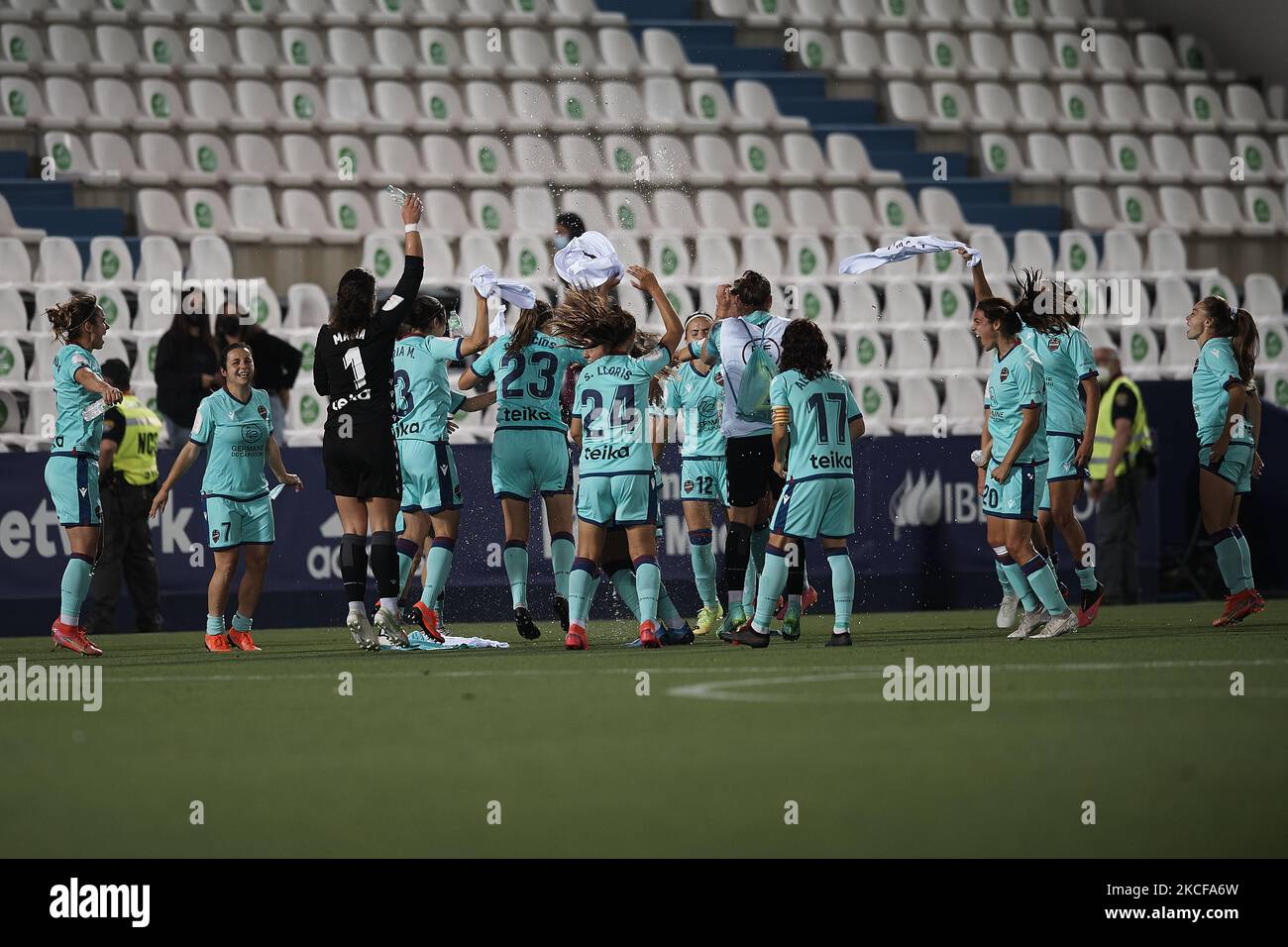 I giocatori di Levante celebrano la vittoria dopo la partita semifinale della Copa de la Reina tra Atletico de Madrid e Levante all'Estadio Municipal de Butarque il 27 maggio 2021 a Leganes, Spagna. (Foto di Jose Breton/Pics Action/NurPhoto) Foto Stock