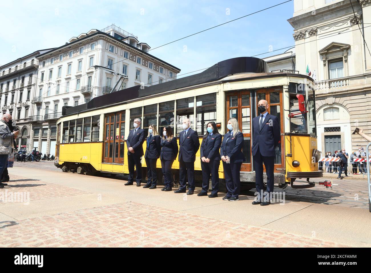 Gli operai del tram milanesi rendono omaggio a Carla Fracci durante la camera funeraria di Carla Fracci al Teatro alla Scala di Milano. Il famoso ballerino è morto ieri dopo una lunga malattia il 28 maggio 2021 a Milano. (Foto di Mairo Cinquetti/NurPhoto) Foto Stock