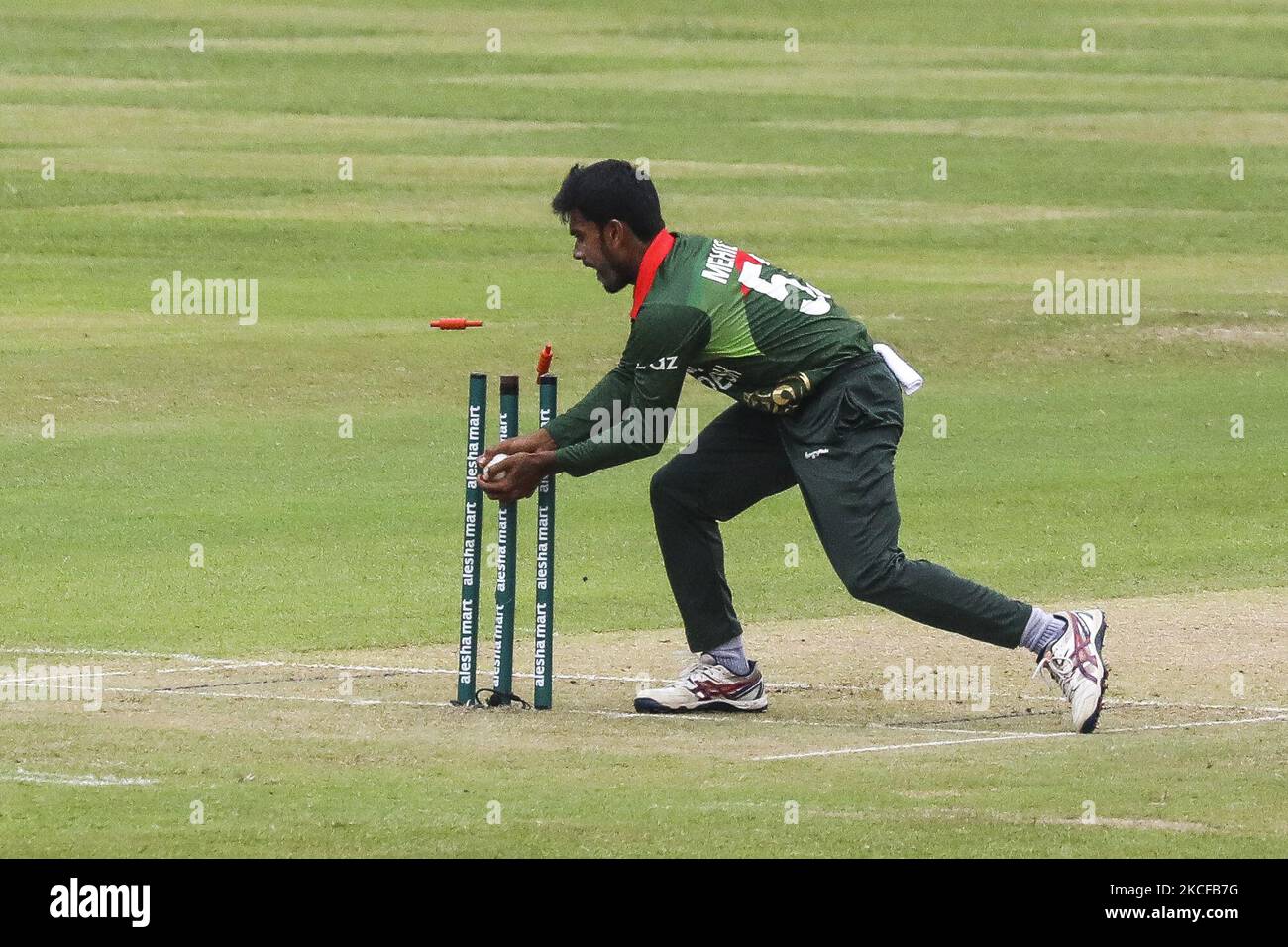 Il mahedi Miraz del Bangladesh tenta di colpire il wicket con la palla durante la terza e ultima partita di cricket internazionale di un giorno (ODI) tra Bangladesh e Sri Lanka allo stadio nazionale di cricket Sher-e-Bangla di Dhaka il 28 maggio 2021. (Foto di Ahmed Salahuddin/NurPhoto) Foto Stock