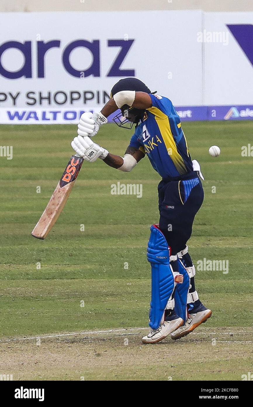 Il Pathum Nissanka dello Sri Lanka suona un colpo durante la terza e ultima partita internazionale di cricket di un giorno (ODI) tra Bangladesh e Sri Lanka allo stadio nazionale di cricket Sher-e-Bangla di Dhaka il 28 maggio 2021. (Foto di Ahmed Salahuddin/NurPhoto) Foto Stock