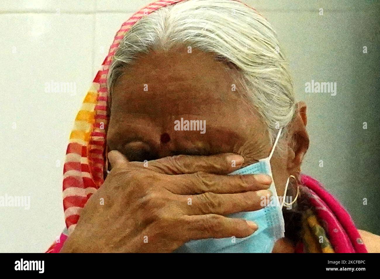 Una donna anziana reagisce mentre viene inoculata con il vaccino del coronavirus Covid-19 in un ospedale governativo di Ajmer, Rajasthan, India, il 29 maggio 2021. (Foto di Himanshu Sharma/NurPhoto) Foto Stock