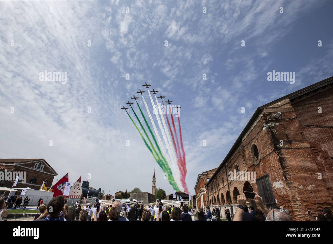 L'unità aeronautica militare italiana frecce Tricolori si esibisce il 29 maggio 2021 su Venezia, in occasione della cerimonia di inaugurazione del ''Salone Nautico di Venezia 2021''. (Foto di Marco Serena/NurPhoto) Foto Stock