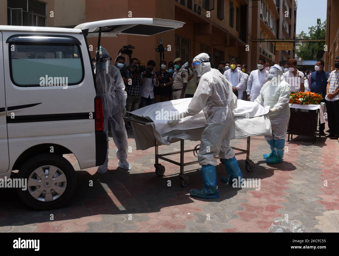 Gli operatori sanitari trasportano il corpo morto di Assam MLA Leho RAM Boro che è morto a causa di complicanze del coronavirus COVID-19, al Gauhati Medical College and Hospital (GMCH), a Guwahati, Assam, India sabato 29 maggio 2021. (Foto di David Talukdar/NurPhoto) Foto Stock